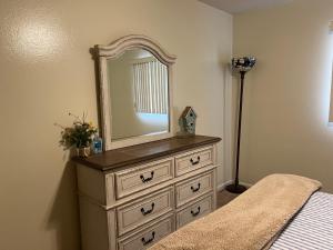 - une chambre avec une commode et un miroir dans l'établissement Verndale Apartment, à Salt Lake City