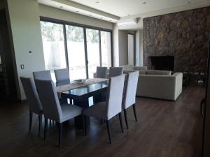 comedor con mesa, sillas y sofá en Casa Atamisque en San Rafael