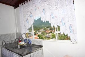 伊利亞貝拉的住宿－Jamile Chales Ilhabela，带水槽的厨房和美景窗户