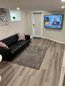 TV a/nebo společenská místnost v ubytování Cozy Private 1 bedroom basement suite - free parking and free Wifi
