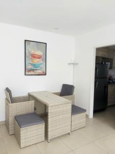 a kitchen with a table and chairs and a refrigerator at Casa en Playa Privada - A pocos minutos de General Villamil Playas in Posorja