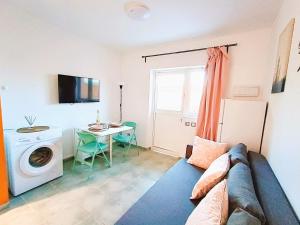 Televízia a/alebo spoločenská miestnosť v ubytovaní Cozy Bungalow Maspalomas Green