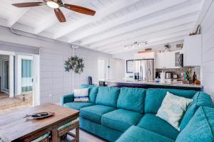 uma sala de estar com um sofá azul e uma mesa em Vitamin Sea em Key Colony Beach