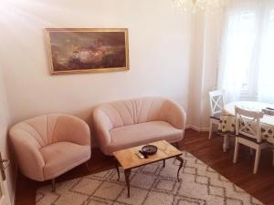 - un salon avec deux chaises et une table dans l'établissement Cosy Appart Prince Auteuil, à Paris