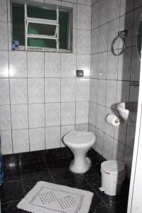 伊利亞貝拉的住宿－Jamile Chales Ilhabela，一间带卫生间和水槽的浴室