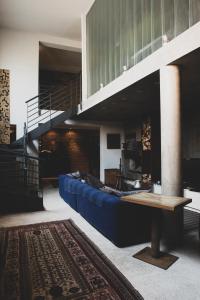 ボローニャにあるB&B Designのリビングルーム(青いソファ、階段付)