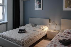 um quarto com uma cama com duas toalhas em Milo Mi - 2 Bedroom Apartment in the Old Town em Poznań