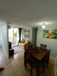 sala de estar con mesa y sofá en Apartamento en Los Andes