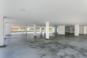 an empty room with white columns and a concrete floor at Cannes Club by Viva - Residencial a 200m da praia Ingleses do Rio Vermelho in Florianópolis