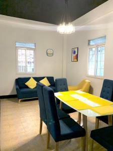 uma sala de estar com uma mesa amarela e um sofá em Centrico Apartamento Barrio de La Exposición na Cidade do Panamá