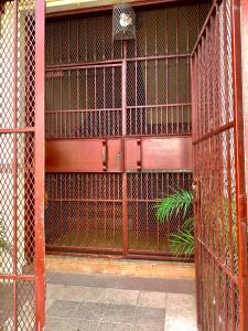 a metal gate with a plant behind it at Centrico Apartamento Barrio de La Exposición in Panama City