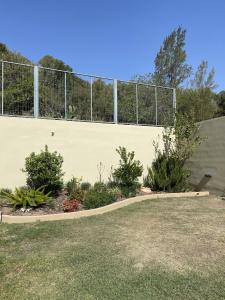 een hek aan de zijkant van een tennisbaan bij Chalet al pie del camino al cuadrado in Río Ceballos