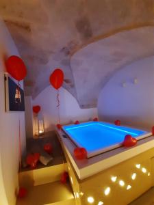 una mesa de billar en una habitación con globos y techo en Christian's Suites Spa, en Fasano