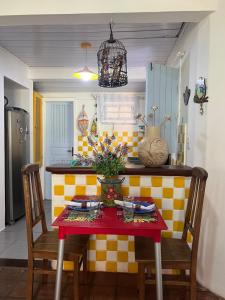 una cucina con tavolo, sedie e tavolo di Casa Vila Tortuga a Arraial d'Ajuda