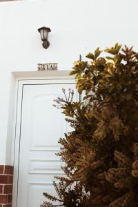a white garage door with a sign on top of it at La casita de Yolanda in Caleta de Sebo