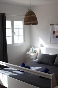 a bedroom with a bed and a window at La casita de Yolanda in Caleta de Sebo