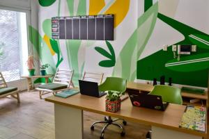 biuro z biurkiem z dwoma laptopami w obiekcie Casa Caravan - Plant Based Concept House w BuenosAires