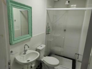 W łazience znajduje się toaleta, umywalka i prysznic. w obiekcie Casa Ecotrips Barra Funda - Hostel w São Paulo