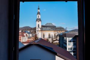 una vista da una finestra di una chiesa con una torre di Apartmány Centrum a Nový Bor