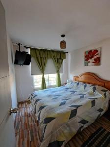 1 dormitorio con cama y ventana en Departamento La Serena, en La Serena