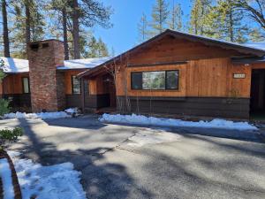 una casa con nieve delante en Silver Pines Lodge en Idyllwild