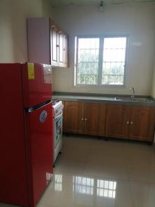 a kitchen with a red refrigerator and a sink at Apartamento nueva era in David