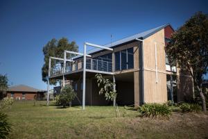 un edificio con un balcón en el lateral. en Orense, en Paynesville