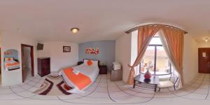 um quarto com uma cama e uma janela em Hotel 4 Mundos em Cuenca
