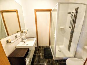a bathroom with a sink and a shower and a toilet at Bella Vista on Nara Stay 4n each guest get free Day trip Kens Klassic Kombi in Airlie Beach
