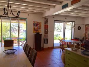 a kitchen and dining room with a table and chairs at Casa do Pai Castelo de Bode in Serra
