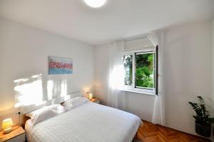 Tempat tidur dalam kamar di Apartments by the sea Porec - 20414