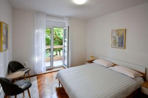 Tempat tidur dalam kamar di Apartments by the sea Porec - 20414