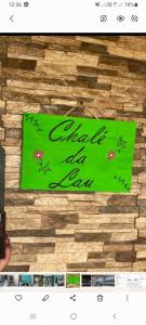 a sign on a wall that says drink and eat at Chalé da Lau in Fernando de Noronha