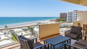 een balkon met stoelen en een tafel en het strand bij Spectacular 2 Bedroom Condo on Sandy Beach at Las Palmas Resort B-504 condo in Puerto Peñasco