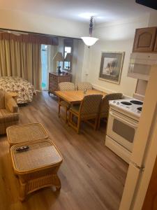 Kuchyň nebo kuchyňský kout v ubytování Getaways at Destin Holiday Beach Resort