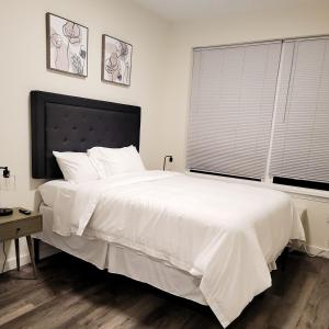 Un dormitorio con una gran cama blanca y una ventana en Insta worthy 2 Bd/2 Ba in Bound Brook en Bound Brook