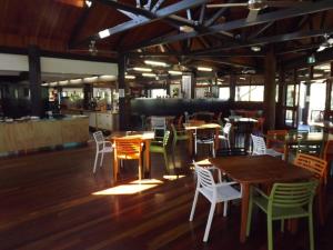 מסעדה או מקום אחר לאכול בו ב-Fraser Island Retreat