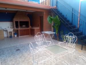 un patio con sillas, una mesa y una escalera en Baby House en San Salvador de Jujuy