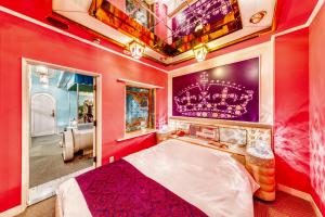 een rode slaapkamer met een groot bed en een plafond bij Hotel Chronos -Adult Only in Fushimi