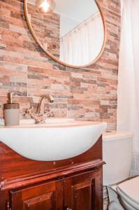 ein Badezimmer mit Waschbecken und Spiegel in der Unterkunft Casa Patagonia #991 in Coihaique