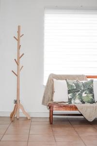 ein Wohnzimmer mit einem Sofa und einem Baum in der Unterkunft Casa Patagonia #991 in Coihaique + 5 Fotos