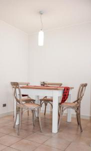 - une salle à manger avec une table et des chaises dans l'établissement Casa Patagonia #991, à Coyhaique