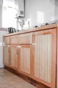 - un comptoir avec des portes en bois dans la cuisine dans l'établissement Casa Patagonia #991, à Coyhaique
