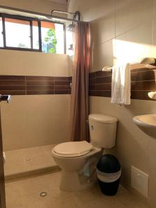 un baño con inodoro y lavabo en Hummingbird House, en San Andrés 18 fotos más