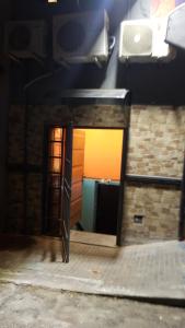 una puerta abierta en una habitación con una pared de ladrillo en Montevideo Apartamento centro a estrenar comodo, en Montevideo
