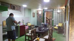 a man standing in a kitchen preparing food at Montevideo Apartamento centro a estrenar comodo in Montevideo +4 photos