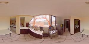 una habitación con un videojuego en una habitación de hotel en Hotel 4 Mundos, en Cuenca