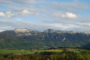 Blick auf eine Bergkette mit schneebedeckten Bergen in der Unterkunft Ferienwohnung Greimelberg in Frasdorf