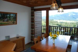 een eetkamer met een tafel met bloemen erop bij Ferienwohnung Greimelberg in Frasdorf