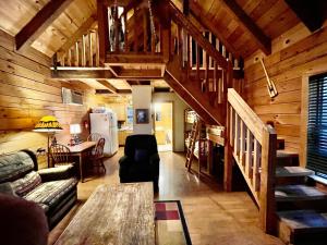 布賴森城的住宿－Good Life Cabin 1，小屋内的客厅配有沙发和桌子